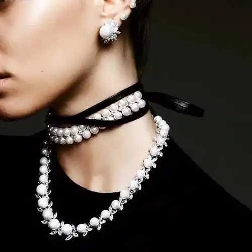 也可以自己搭配出小心机,用皮质丝带搭配珍珠项链,摇滚和温柔的组合