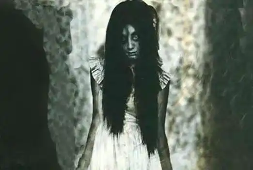 的照片在网络上爆红,这张照片被称之为震惊世界的十大灵异照片之一