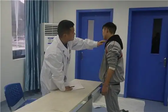 分22批次共计4474人参加体检,依次为每一位考生进行了外科,内科,眼科