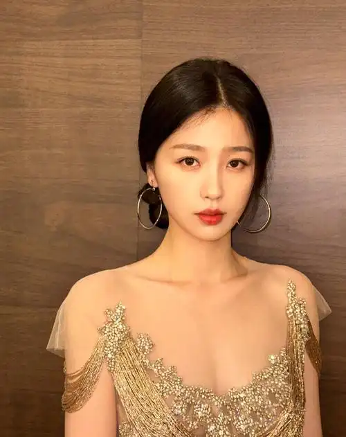 虞书欣带火了一种穿法,肩上没有带子,领口尽量开大开深,胸前波涛汹涌