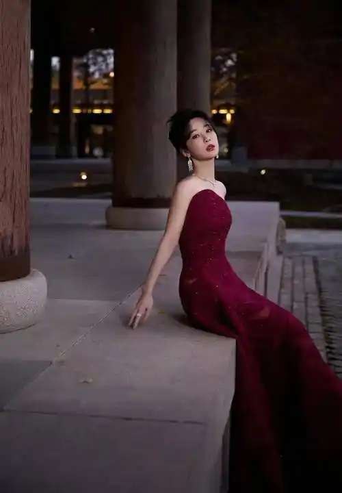 杨紫惊艳亮相!酒红色抹胸礼服,展现优雅女神气质!_观众_设计_造型