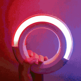 从媲美灯塔的itzy应援环所引起的爱豆展示应援棒大赛