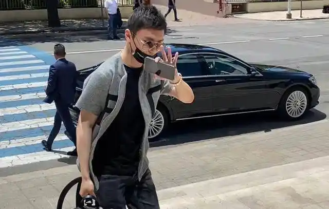 原创30岁张康阳罕见带娃开玩具跑车与陌生女自拍流出至今未婚