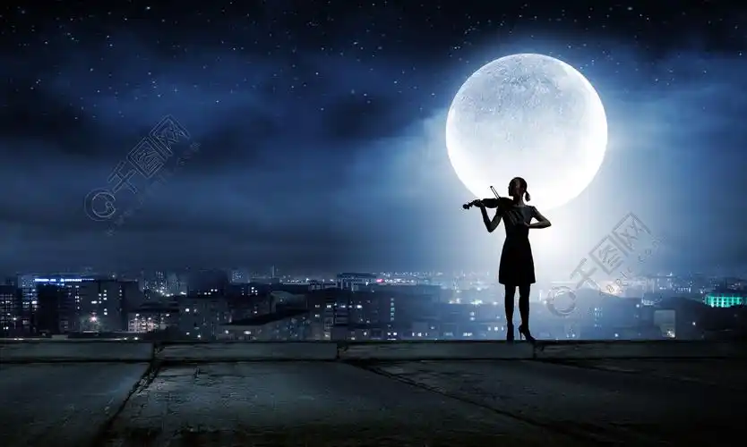女小提琴家女人在晚上拉小提琴的剪影