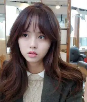 这款甜美时尚的韩式齐刘海卷发,蓬松感与发量十足,披肩的卷发与盔气