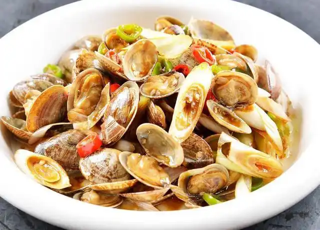 炒花甲,直接炒还是先焯水?海边人教我正确做法,肉质鲜嫩没沙子