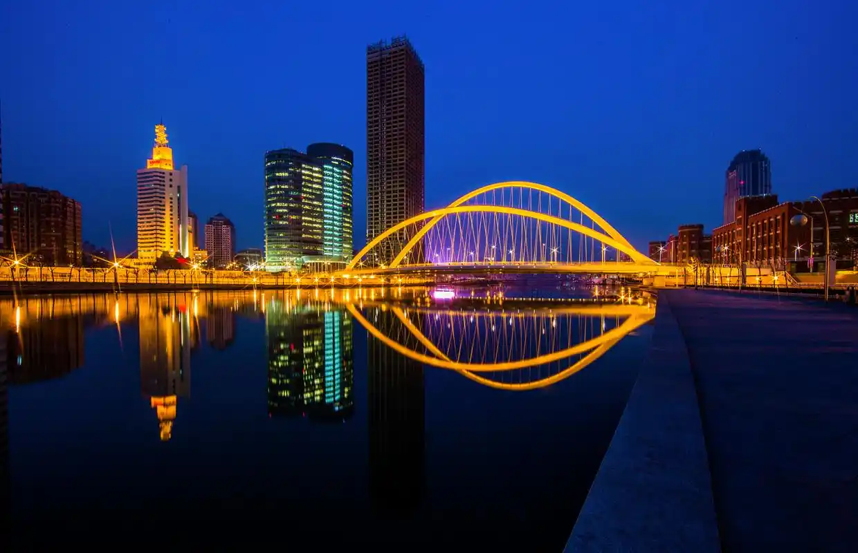 天津的夜景非常迷人,特别是在海河两岸.