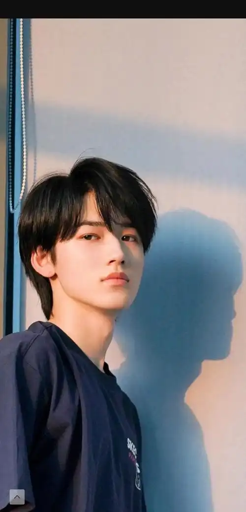 宋亚轩照片表现力真的不错穿个破t恤在练习室随便拍拍搞得像大片一样