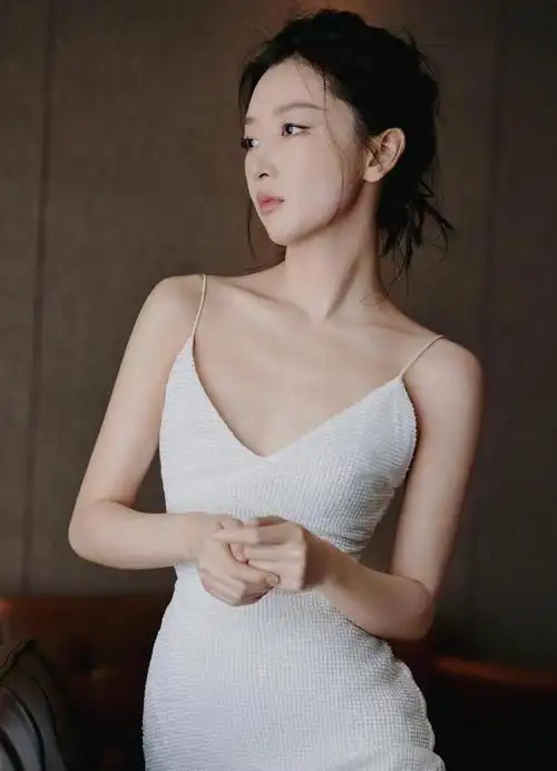 周冬雨美得像吃了灵丹妙药!躺床上拍男友视觉写真,初恋脸好惊艳