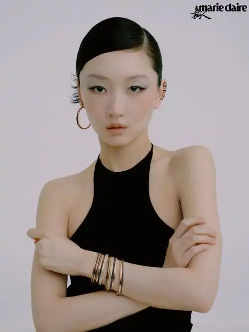 #周冬雨留白时装大片##周冬雨嘉人四月刊封面#