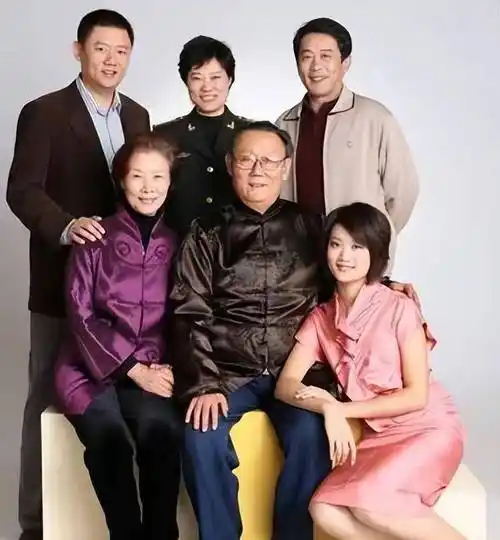 吕中:嫁给同学白头偕老,儿子成为导演儿媳妇女王,女儿成为全国人民的