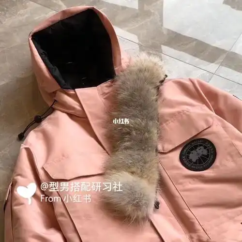 加拿大鹅粉色羽绒服,男女同款!想不到吧!