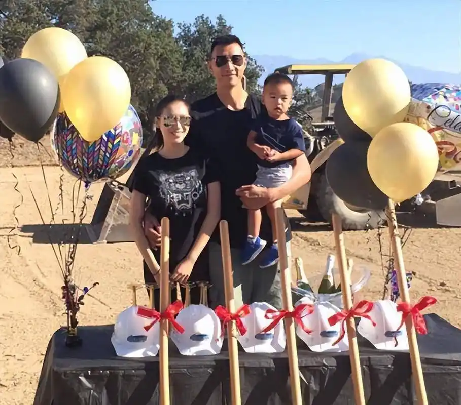 荆灵:嫁球王易建联连生2胎,和儿子定居美国,一家4口其乐融融_李亚红_1