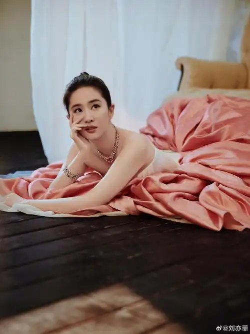 刘亦菲玫瑰粉裙丸子头 贵气十足秒变公主