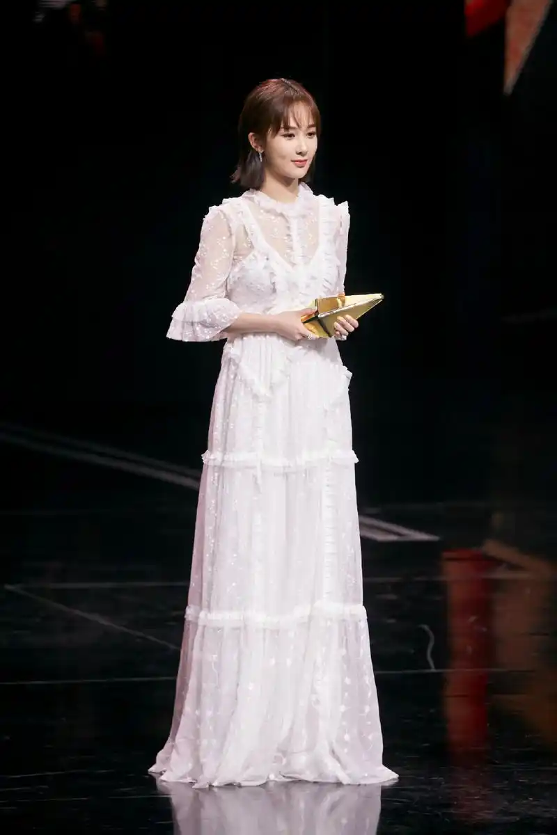 杨紫都要美成仙女了,身穿白色薄纱长裙甜美清新,还是当年的小雪