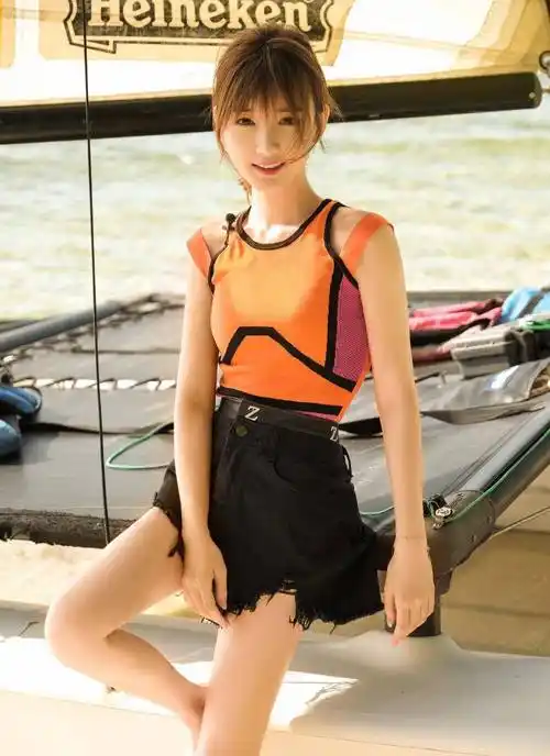 "迷人眼"毛晓彤竹林拍照,白色花边连衣裙显甜又显仙,美成初恋_时尚