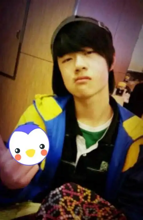 但是当网友们看了王一博旧日同窗曝出的相片后,都纷纷疼爱起了小吴.