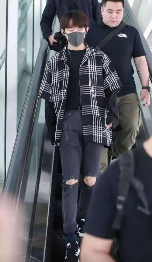 来看看易烊千玺穿搭,教你最日常的搭配_时尚_束于_牛仔裤