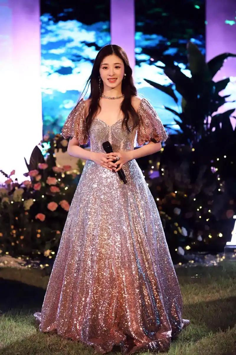 张含韵也太会保养了穿鎏光礼服裙温柔高贵32岁看着像00后