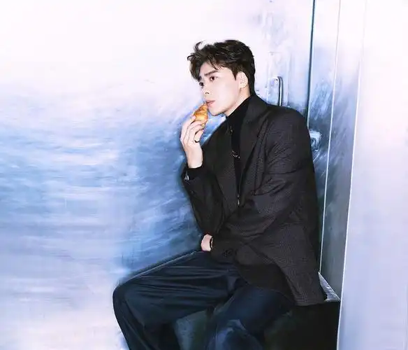 李易峰格子西装阔腿裤英俊帅气 手拿可颂拍摄厨房胶片感大片