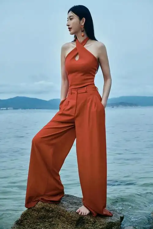 张俪真是尤物身材穿白色开衩连衣裙肤白貌美太撩人