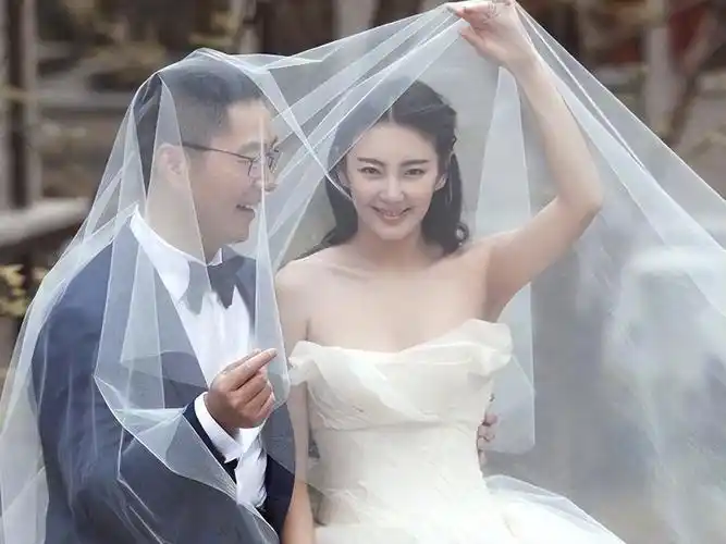 但张雨绮这个富豪老公好像并不靠谱,两人结婚后不久便被爆出已婚生子