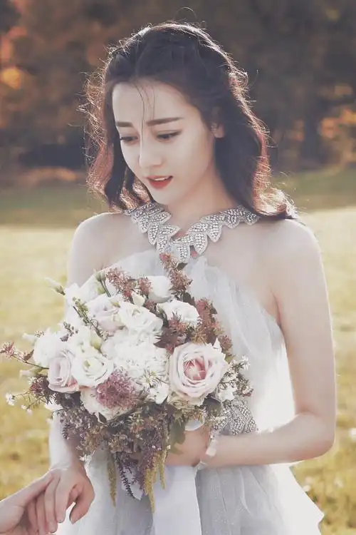 迪丽热巴众多婚纱造型