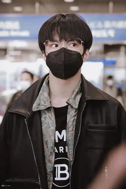 刘耀文皮衣眼镜造型