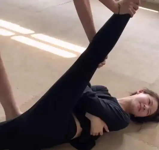 赵露思晒练舞视频,被老师掰腿那一刻,脸上表情过于真实