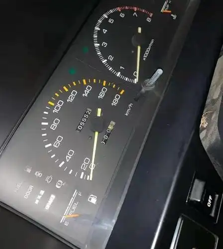 随后车主打开车门,我们看到了这辆丰田ae86的车内情况,很经典的仪表盘