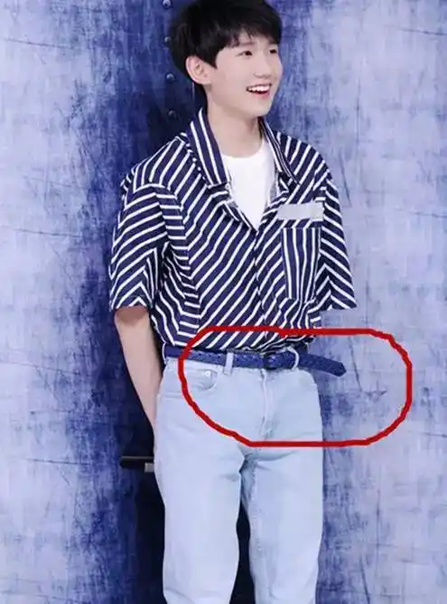 王源一身格子衬衫很青春,皮带的挤法时尚吗?