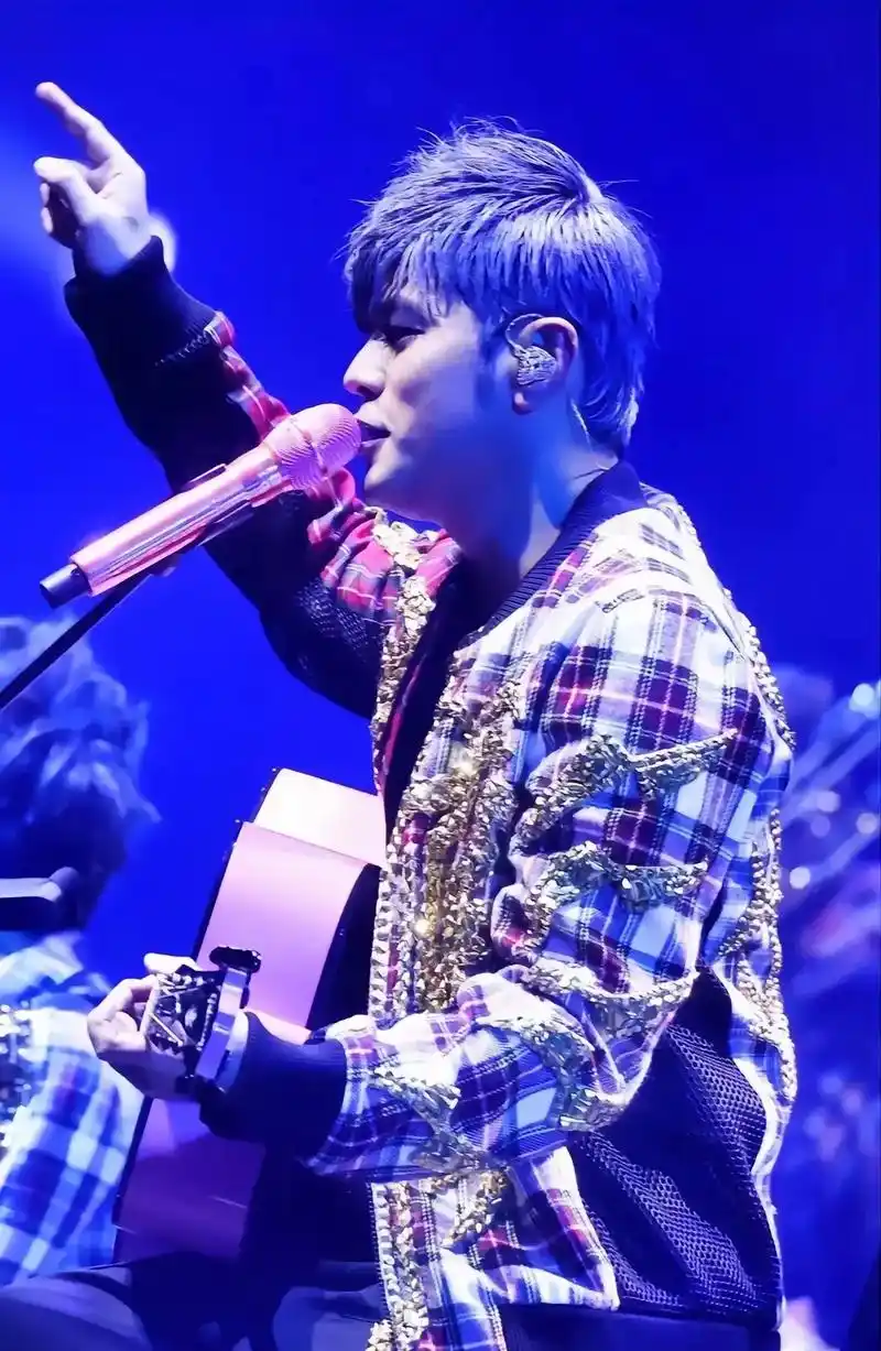 周杰伦 2001年喜欢他到现在,与其说他是偶像,还不如说是 - 抖音