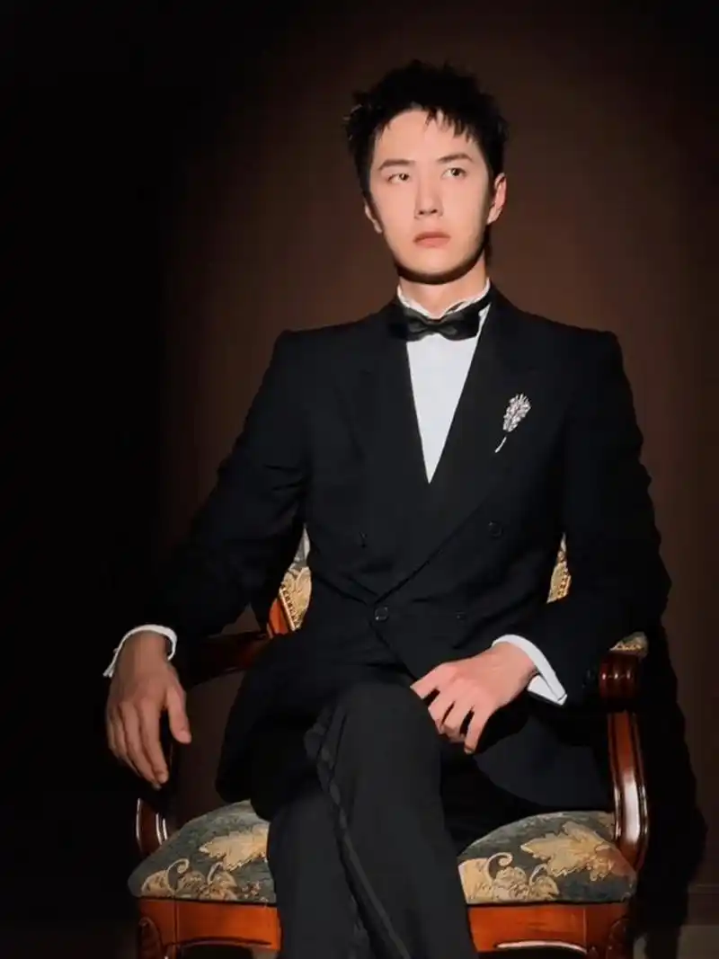 王一博对镜整理领结,这笔直的西装不愧是人间贵公子,高富帅上线  #王