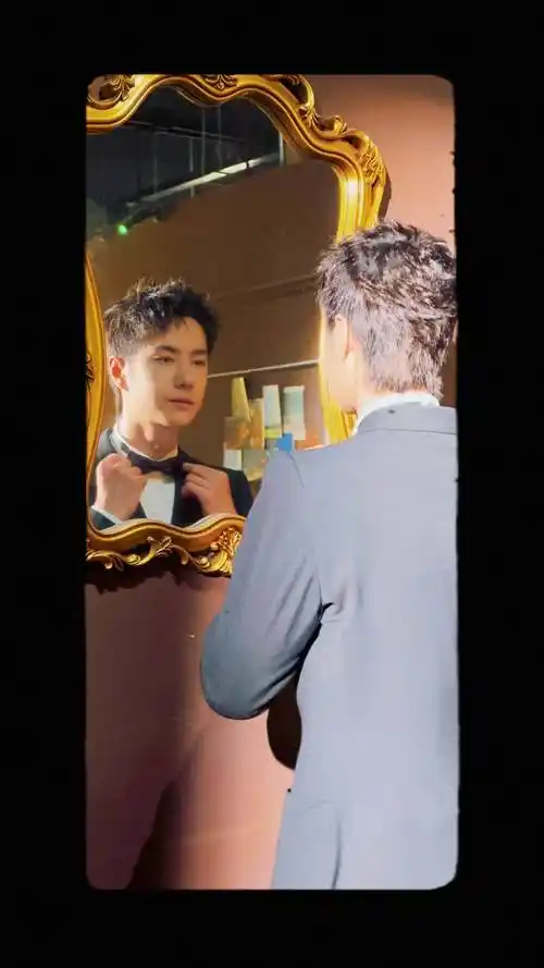 王一博对镜整理领结