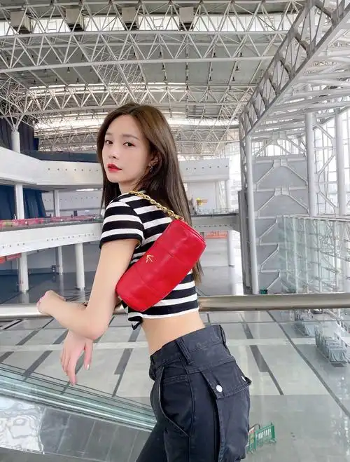 沈梦辰摆拍高质量女性pose简单t配格纹百褶裙这腰和腿绝绝子