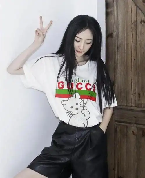 穿豹纹丝质睡衣拍宣传照,都依旧娇俏优雅好有女人味,真是服了杨幂的