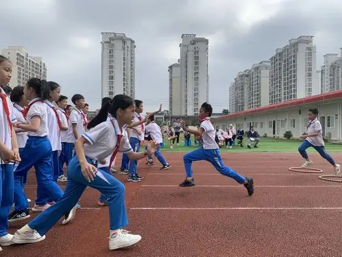 展体育课堂风采,共教研促进成长——海南白驹小学体育组教师公开课