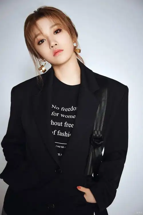 宋雨琦中性风写真曝光 颠覆形象展现独特魅力