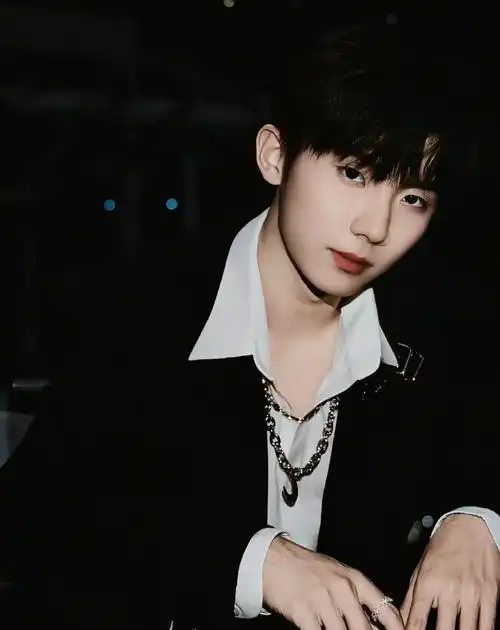 马嘉祺黑色连帽衫##马嘉祺眼神压迫感