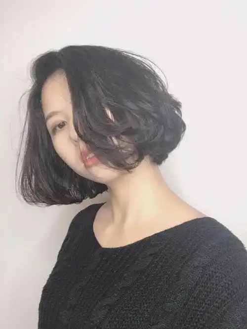 又到发型换季潮20款春夏女生短卷发攻略