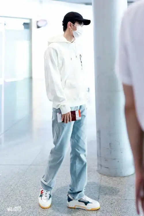 王俊凯白色卫衣搭配牛仔裤前往巴黎时装周#王俊凯巴黎时装周