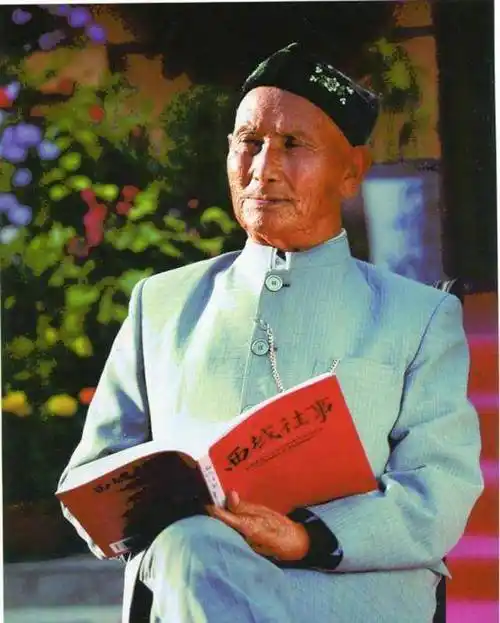 中国最后一位王爷,住豪华王府,活到2014年,去世前把国旗挂身旁