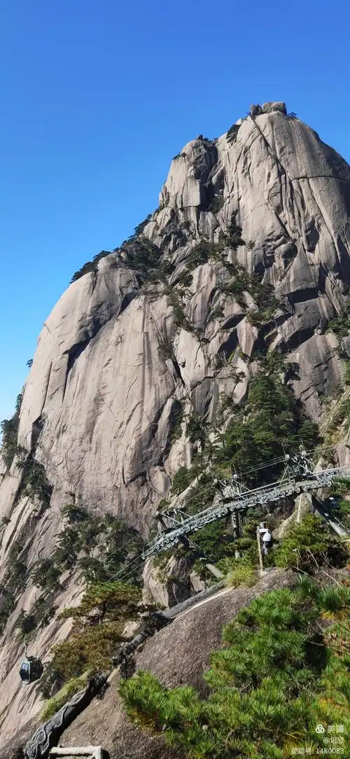 由于天都峰山势险峻,难以攀登,前人一直误以为天都峰是黄山最高峰.