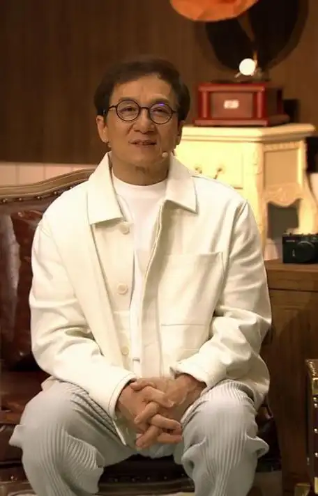 70岁成龙上热搜!