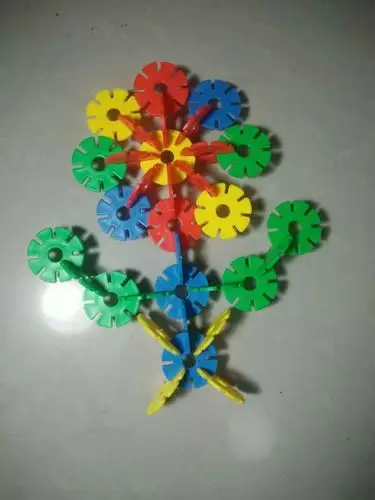 克山一小一年二班雪之梦社团活动――雪花片拼图 - 美篇