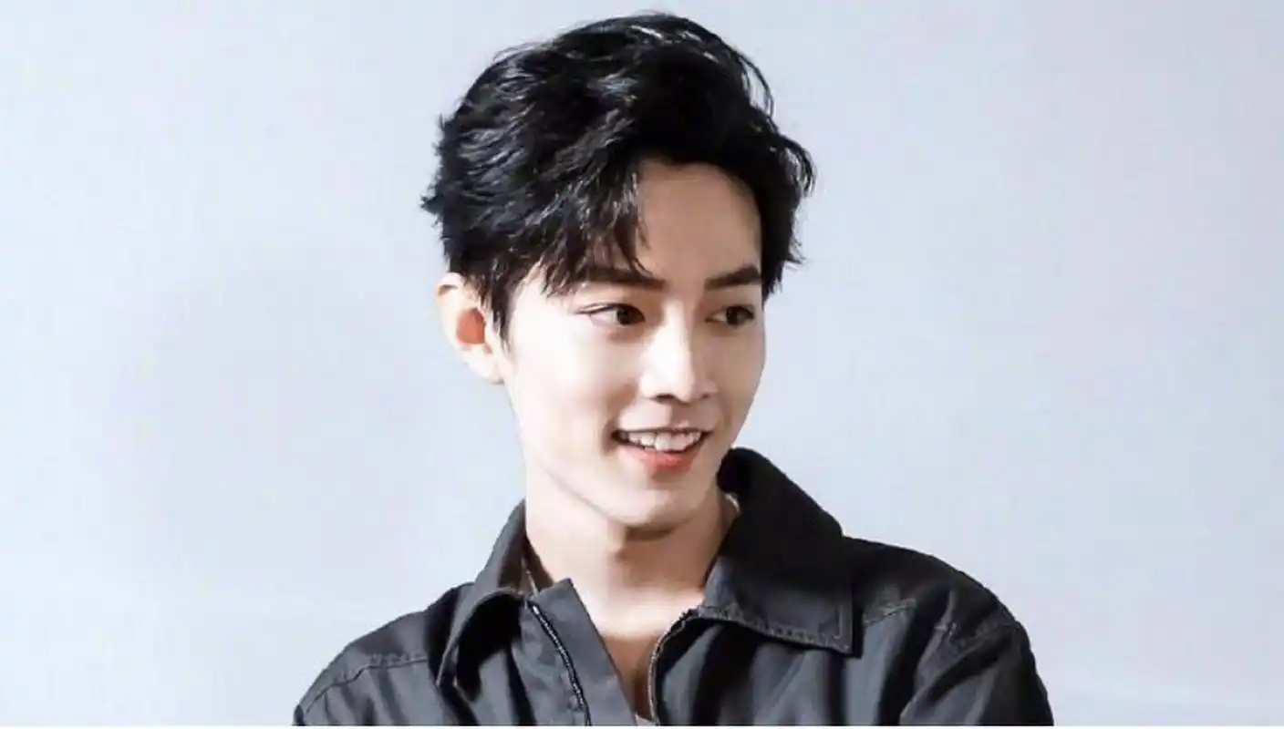 首先,我们可以看出肖战和王力威之间的关系可能出现了裂痕.