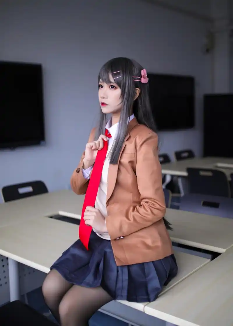 jk短裙配"黑丝"的麻衣学姐,坐姿太撩人,都没办法好好上课了