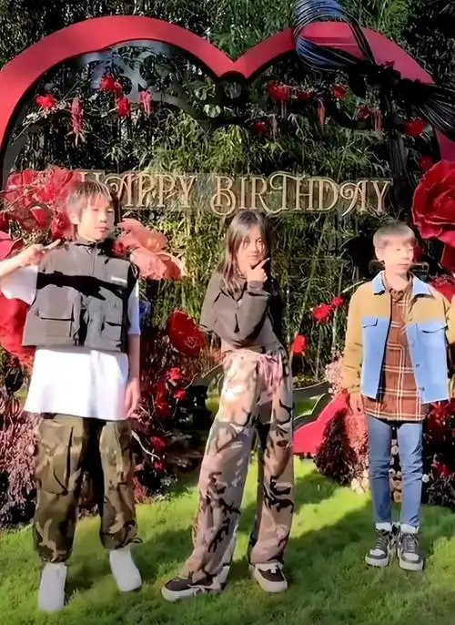 甜馨生日会真隆重!李小璐穿露脐装跟贾乃亮高调同框,嗯哼也来了