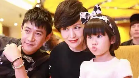 陆毅鲍蕾一家四口素颜亮相