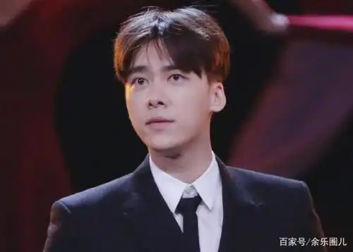 李易峰参加优秀电视剧百日展,中分头造型哪去了?造型师辛苦了!